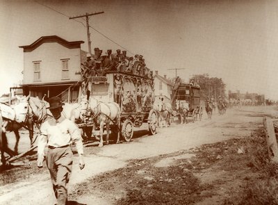O circo chega à cidade, c.1905(foto) de . .
