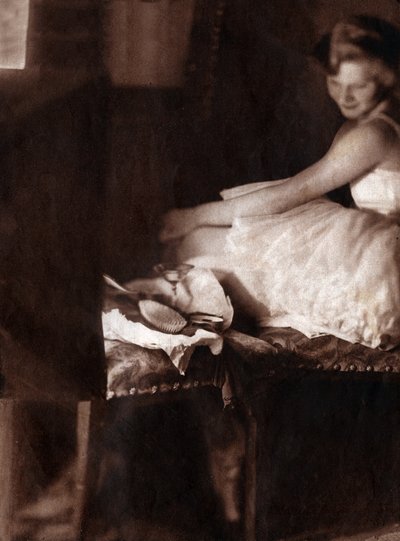 Dançarina clássica se vestindo em seu chalé. 1929 (impressão) de . .