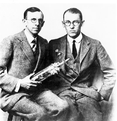 Clinton J Davisson e Lester H Germer, físicos americanos, c 1927 de Frederick (attr. to) Barnard