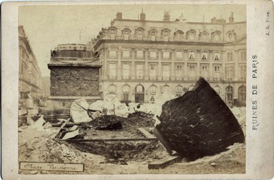 Comuna de Paris (1871): ruínas na Place Vendome em Paris. Fotografia de 1871. Dim.16,5x10,8 cm de Frederick (attr. to) Barnard