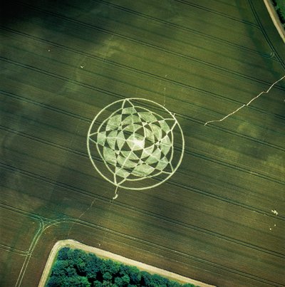 Círculo de culturas no campo de trigo, Avebury Henge, Wiltshire, 22 de Junho de 2002 (fotografia aérea) de Ferdinand Georg Waldmuller