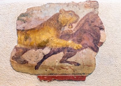 Detalhe de um mural romano de um leão atacando um cavalo., 2021 (foto) de . .