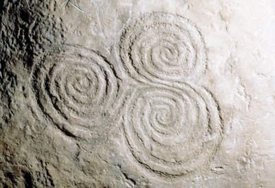 Detalhe das gravuras rupestres curvilíneas em Newgrange Stone Age Passage Tomb (Lista do Património Mundial da Unesco de Georg Carl Heinrich Dollmann
