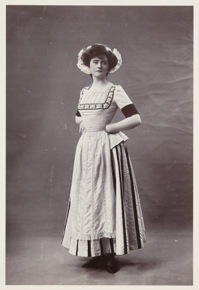 Retrato eduardiano, mulher em vestido do século XVIII de John Pardon