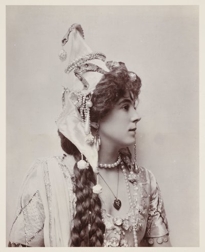 Retrato eduardiano, mulher em traje exótico de John Pardon