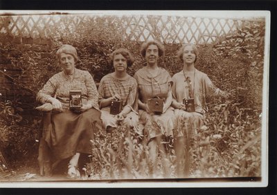 Quatro mulheres com câmaras Kodak, incluindo câmaras Brownie, c 1900s de Frederick (attr. to) Barnard