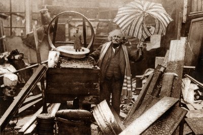 Pe. Fremin, filósofo e dono de uma pulga brocante em Montmartre. 1929 (impressão) de . .
