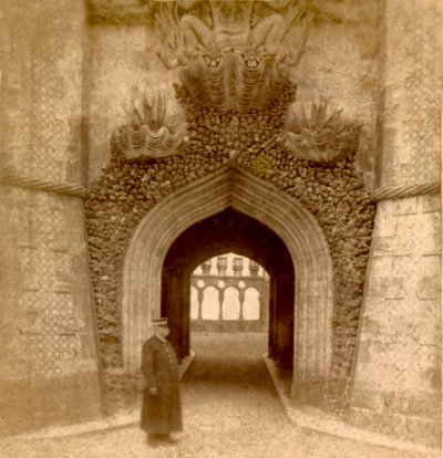 Guarda no exterior da entrada do Palácio da Pena, Sintra, Lisboa, Portugal c.1888 (foto) de Frederick (attr. to) Barnard