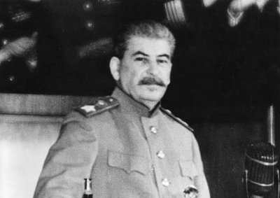 Joseph Stalin durante um discurso em que ele marca o Japão como nação agressora, no início de 1945. de Frederick (attr. to) Barnard