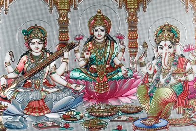 Lakshmi, a esposa de Vishnu, é a deusa da prosperidade, boa sorte e beleza. Ganesh. de . .
