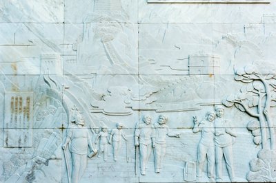 Relevo em mármore representando pessoas; Grande Muralha; secção de Jinshanling; República Popular da China de Frederick (attr. to) Barnard