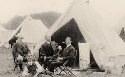 Homens relaxando fora de sua barraca c.1908 (foto) de . .
