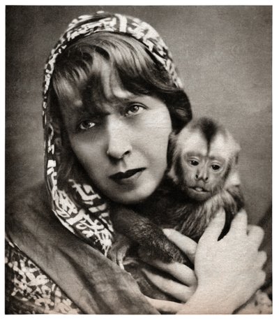 Mistinguett com um macaquinho de . .