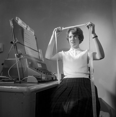 Computador modelo 803: mulher engenheira a trabalhar na rectificação de fitas de Frederick (attr. to) Barnard