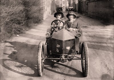 Fora para um passeio de carro, c. 1912 (foto) de Frederick (attr. to) Barnard