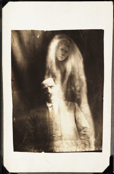 Fenômeno paranormal: retrato do homem e do espírito da mulher aparecendo atrás dele, por volta de 1920 Fotografia de William Hope (1863-1933) de Frederick (attr. to) Barnard