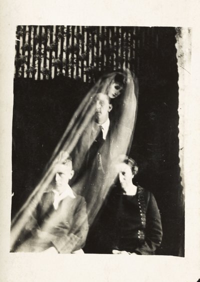 Fenômeno paranormal: retrato de uma mulher e dois homens, e o espírito de uma mulher aparecendo atrás deles, ca. 1920 Fotografia de William Hope (1863-1933) de Frederick (attr. to) Barnard