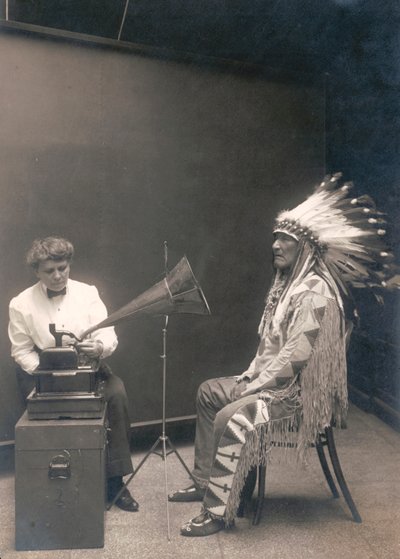 Piegan Indian, chefe da montanha, ouvindo uma gravação com a etnóloga Frances Densmore de . .