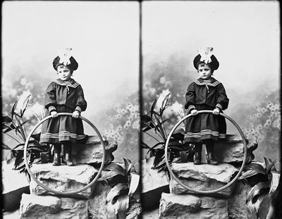 Retrato de garota em traje de marinheiro, fotografia estereoscópica de Henry Charles Fehr