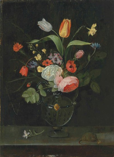 Rosas, tulipas, um narciso e outras flores em um vaso de vidro, em uma borda de pedra com um mouse (óleo sobre painel de carvalho) de . .