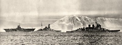 Navios HMS Ark Royal, HMS Malaya e HMS Renown saindo de sua base em Gibraltar, c.1940 (foto) de . .