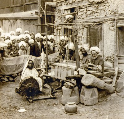 Tecelagem e fiação de xales de lã, Srinagar, Caxemira, Índia c.1901 (foto) de Frederick (attr. to) Barnard