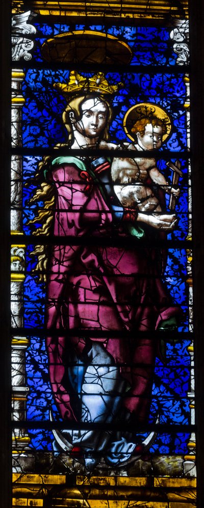A Virgem do Apocalipse. Vidro manchado. Catedral de São Estêvão em Metz. de . .