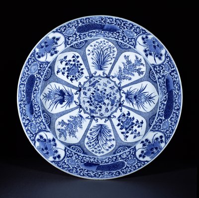Prato azul e branco, período Kangxi, c.1700 (porcelana) de Chinese School