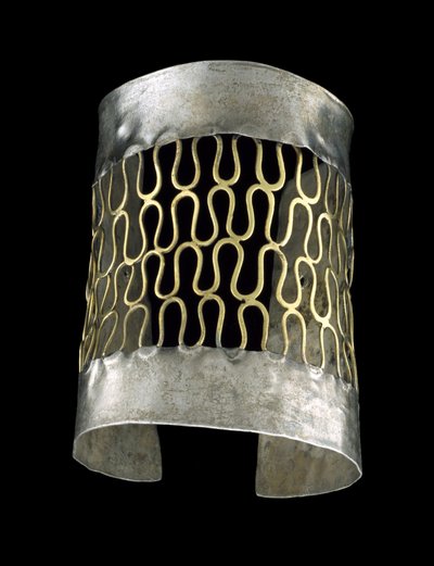 Braçadeira, 200 AC-400 DC (prata martelada e ouro filigranado) de culture Vicús