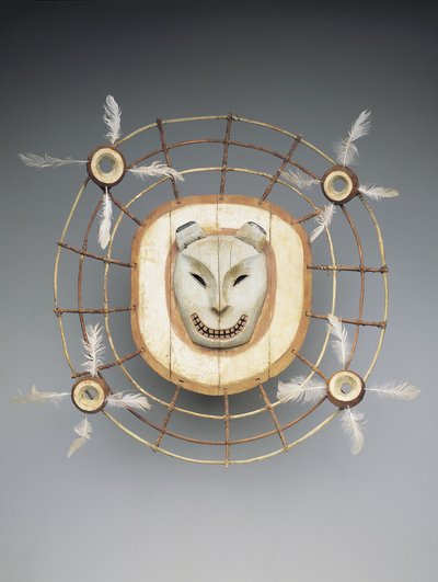 Máscara representando um espírito de urso, final do século 19 (madeira, tinta, fibra, cordão de tripa) de culture Yupik