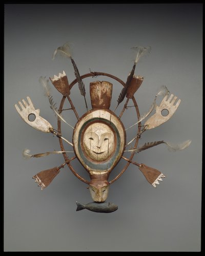 Máscara com foca ou espírito de lontra do mar, final do século 19 (madeira, tinta, cordão e penas) de culture Yupik