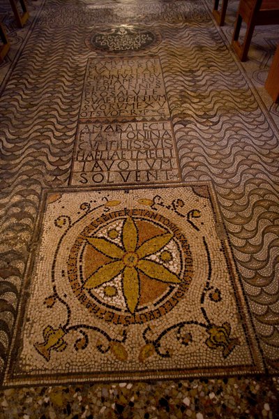 Detalhe da decoração do chão (mosaico) de School Italian