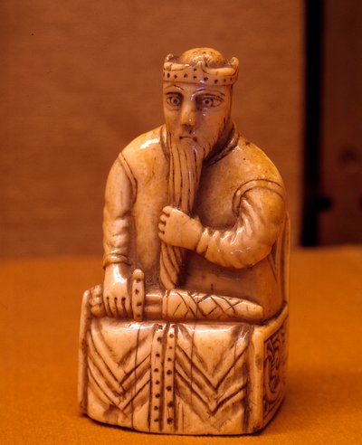 A peça do Rei Xadrez em marfim de morsa. Da Noruega. Sol. 0,087x0,033 m. Século XII. Museu do Louvre, Paris. de school Scandinavian