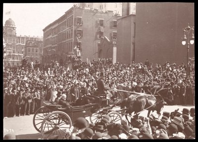 Vista da multidão e uma carruagem puxada por cavalos no Dewey Parade na Quinta Avenida, Nova York, 1899 (impressão em gelatina de prata) de Byron Company