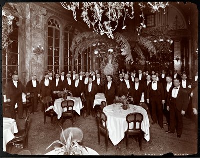 Garçons no Palm Court no restaurante do Sherry, Nova York, 1902 (impressão de gelatina de prata) de Byron Company