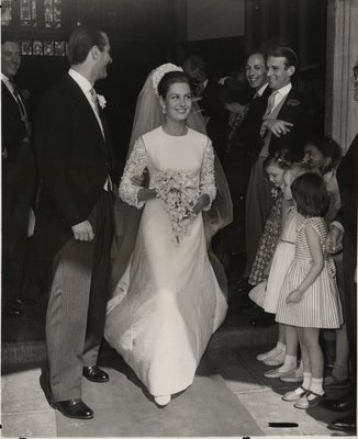 Lady Philippa Wallop usando um vestido de casamento da Belleville Couture, de English Photographer
