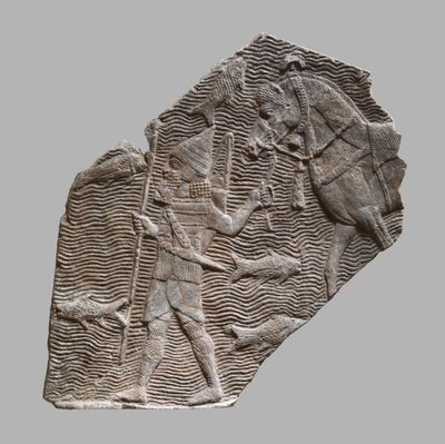 Fragmento de socorro: cavaleiro liderando seu cavalo ao lado de um riacho, c. 704-681 aC (gipsita alabastro) de Neo Assyrian