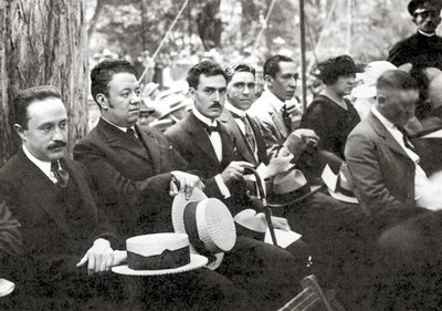 José Vasconcelos e Diego Rivera durante um evento ao ar livre no Parque Chapultepec, Cidade do México, 1921 de Tina Modotti