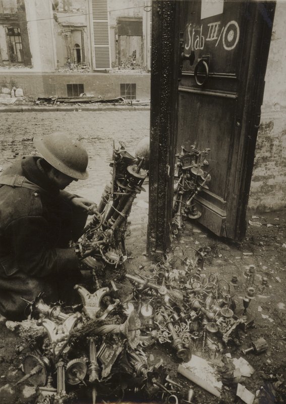 Cambrai, castiçais amarrados em feixes, prontos a serem retirados pelos alemães, mas deixados para trás de (after) English photographer