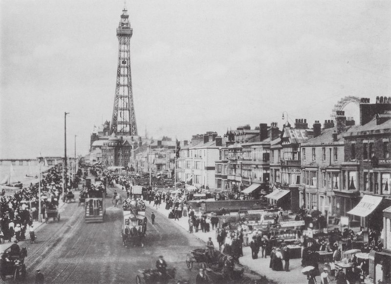 Central Promenade, Blackpool (fotografia a preto e branco) de (after) English photographer