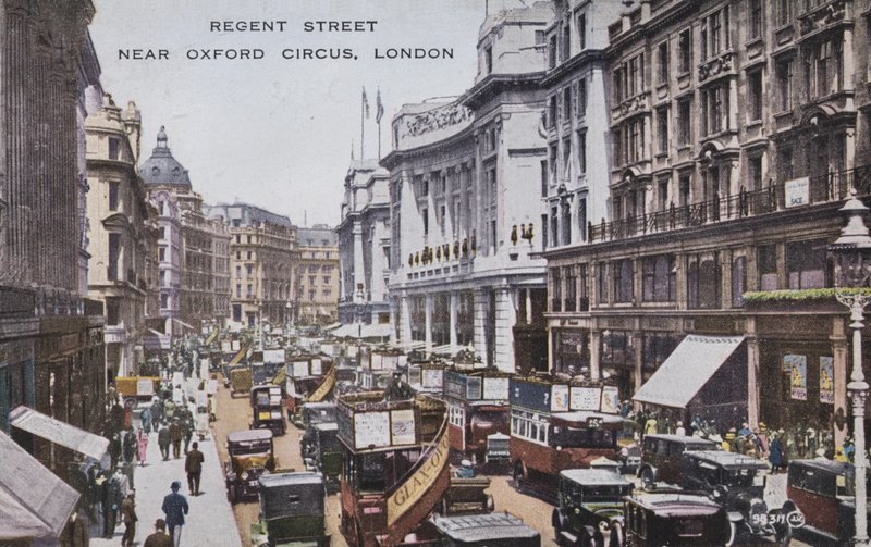 Regent Street, perto de Oxford Circus, Londres (foto a cores) de (after) English photographer
