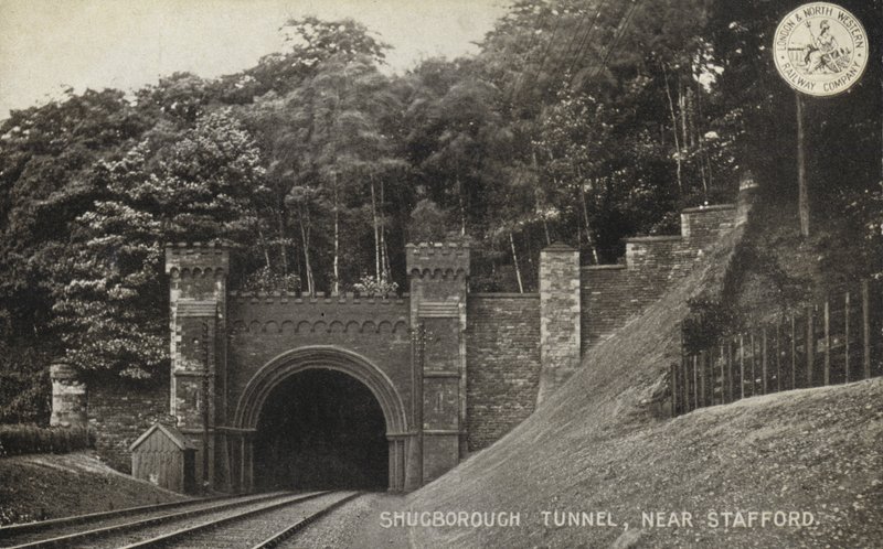 Túnel de Shugborough, perto de Stafford (foto a p/b) de (after) English photographer