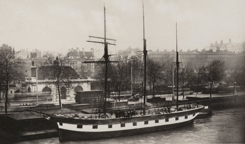 O Navio Amigo, Charing Cross Pier (foto a p/b) de (after) English photographer