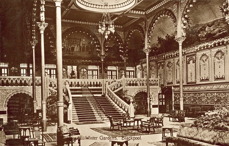 Winter Gardens, Blackpool (foto a p/b) de (after) English photographer