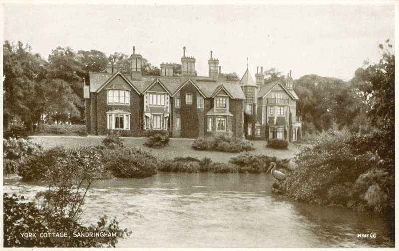 York Cottage, Sandringham (foto a p/b) de (after) English photographer