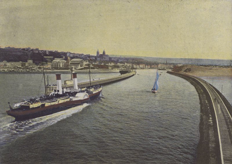 Boulogne-sur-Mer, Entrada de um vaporizador (foto colorida) de (after) French Photographer