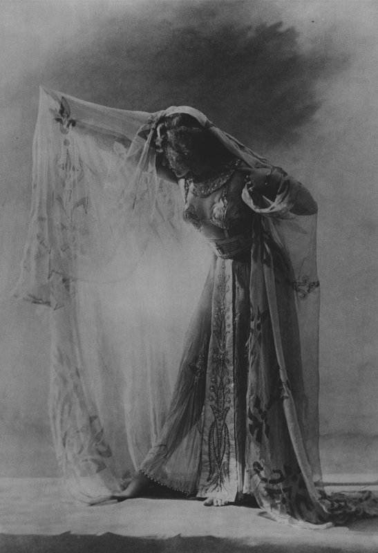 Colette quando ela atuou em Vaudeville (foto a p/b) de (after) French Photographer
