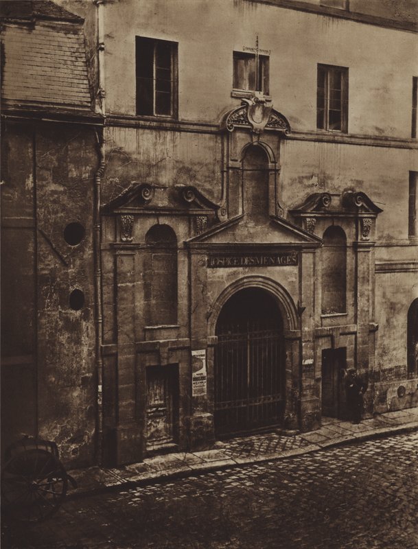 Entrada do Hospice des Menages na rue de Sevres em 1868 (foto a p/b) de (after) French Photographer