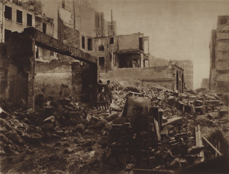 Haussmann acabou de passar por aqui! (foto a p/b) de (after) French Photographer