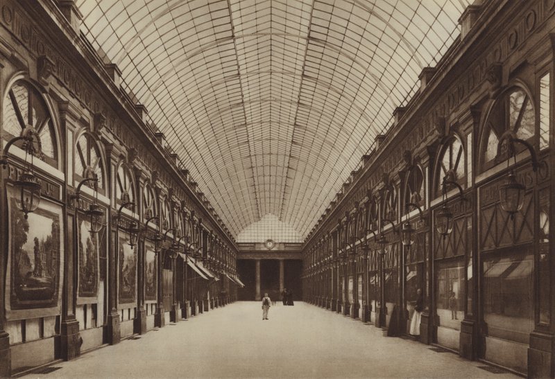 A Galeria Orleans no Palais-Royal (foto a p/b) de (after) French Photographer